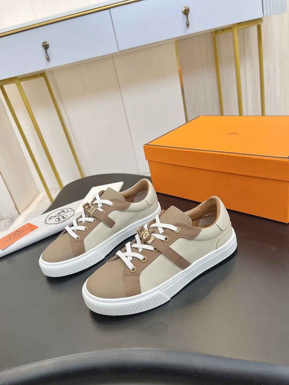 Men's Men's Shoes💰620❤️❤️❤️HERMES 2021 latest Kelly buckle white sneakers are online! The highest version on the market! Purchasing level quality! The H family rarely produces flat casual shoes, and they are styled with classic palladium-plated Kelly shoe buckles! Create a fashionable urban look that perfectly embodies the noble and elegant style of Hermès! Material selection: Fabric imported cowhide, lining + foot pads imported sheepskin, original molded TPU outsole, heavy gold molded kelly buckle full of texture Size: Female: 35-41 (41 is not returnable) Male: 39-45 (45 is not returnable)